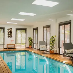 https://moderna-villa-con-piscina-interior.in-canary-islands.com